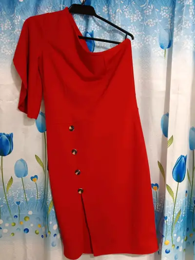 Vestido rojo de un solo hombro con botones decorativos - miniatura 6