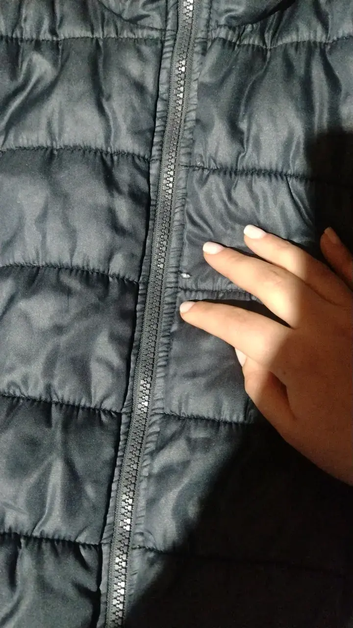 Chaqueta acolchada azul marino con capucha - 3