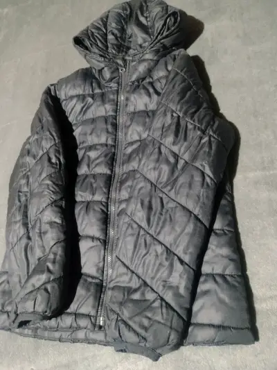 Chaqueta acolchada azul marino con capucha - miniatura 1