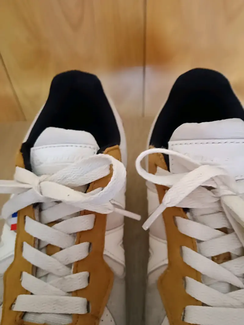 Zapatillas deportivas blancas y marrones para hom