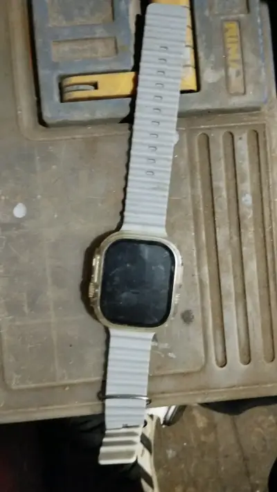 Reloj inteligente con correa blanca - miniatura 1
