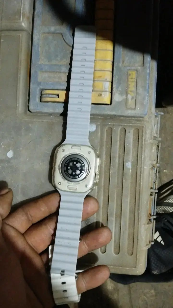 Reloj inteligente con correa blanca - 2