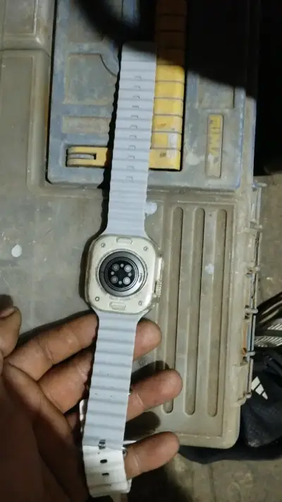 Reloj inteligente con correa blanca - miniatura 2