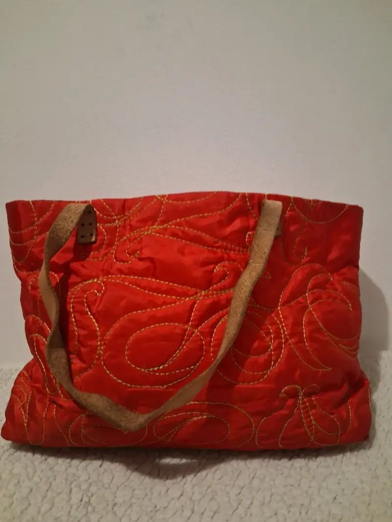 Bolso CH tote acolchado rojo con diseño bordado - 1