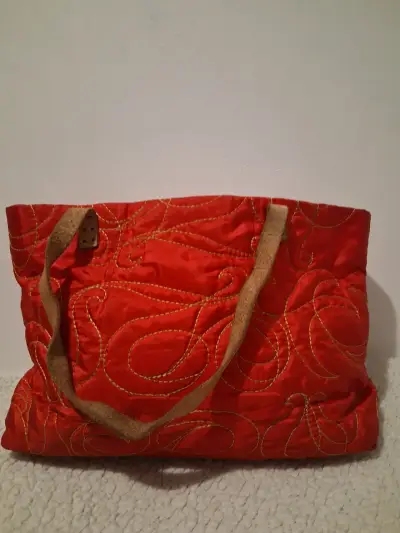 Bolso CH tote acolchado rojo con diseño bordado - miniatura 1