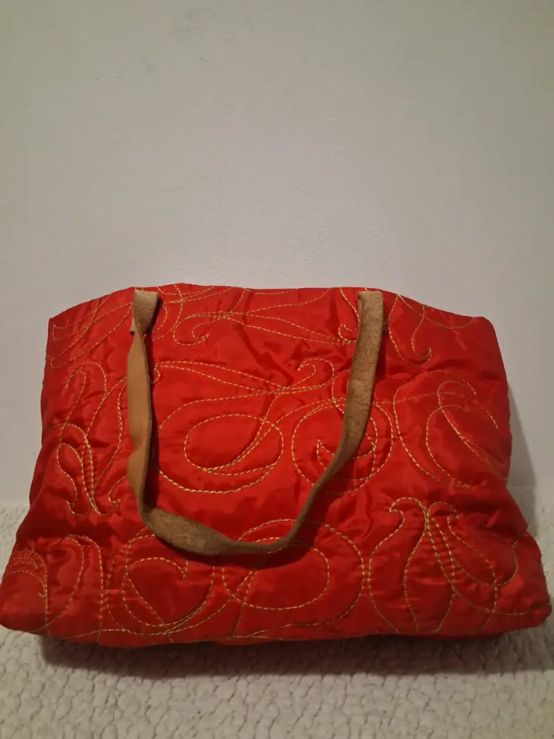 Bolso CH tote acolchado rojo con diseño bordado - 2