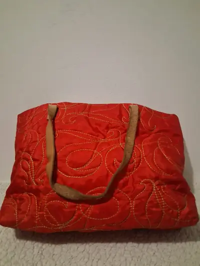 Bolso CH tote acolchado rojo con diseño bordado - miniatura 2