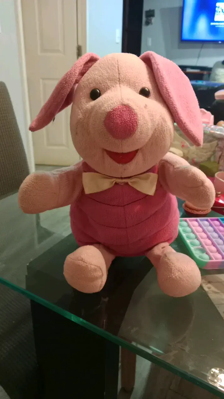 Peluche de cerdito rosado con moño