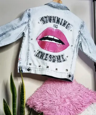 Chaqueta de mezclilla con diseño de labios - miniatura 1