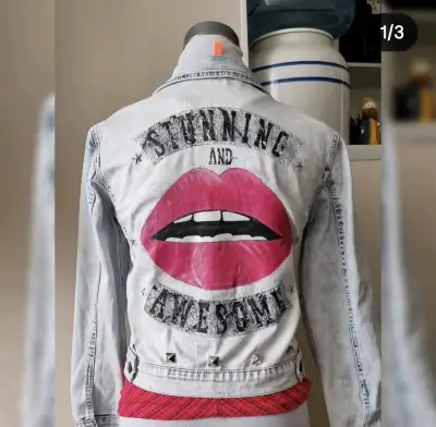 Chaqueta de mezclilla con diseño de labios - miniatura 2