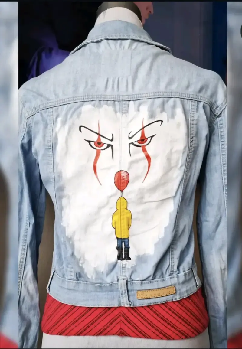 Chaqueta de mezclilla con diseño de IT