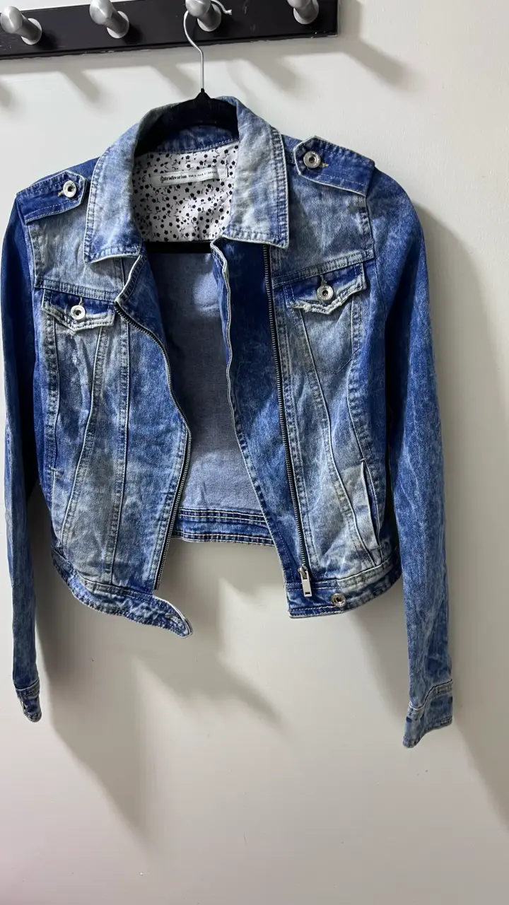 Chaqueta de mezclilla azul Stradivarius para mujer