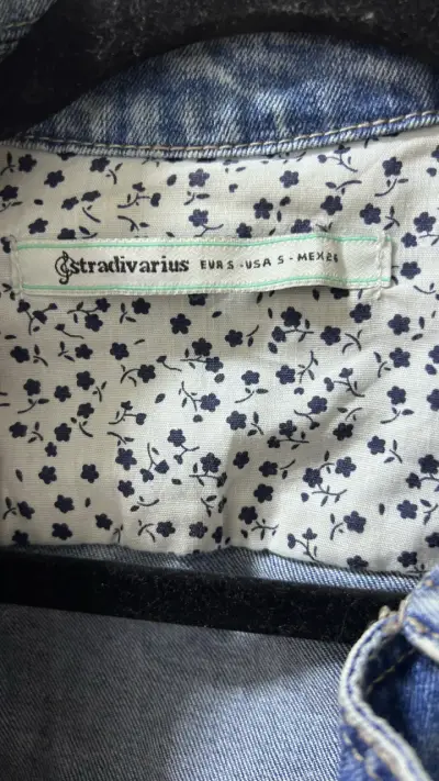 Chaqueta de mezclilla azul Stradivarius para mujer - miniatura 2