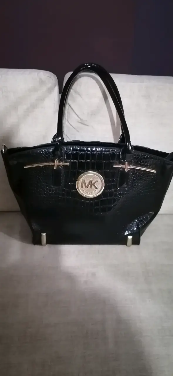 Bolso negro Michael Kors con diseño de cocodrilo