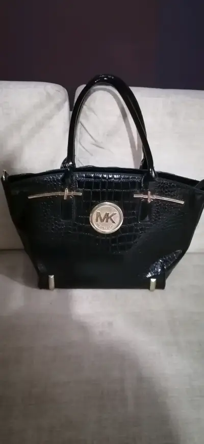 Bolso negro Michael Kors con diseño de cocodrilo - miniatura 1
