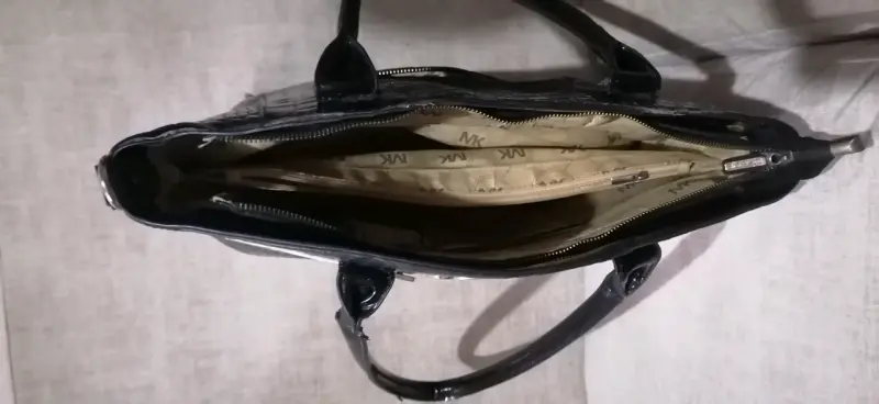 Bolso negro Michael Kors con diseño de cocodrilo - 4