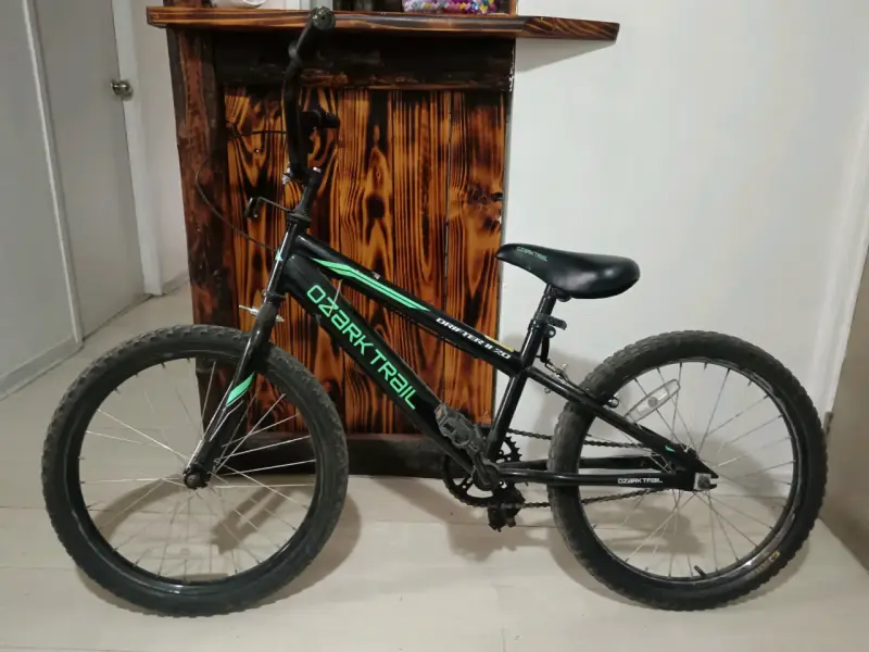 Bicicleta BMX Ozark Trail Drifter 20" negra