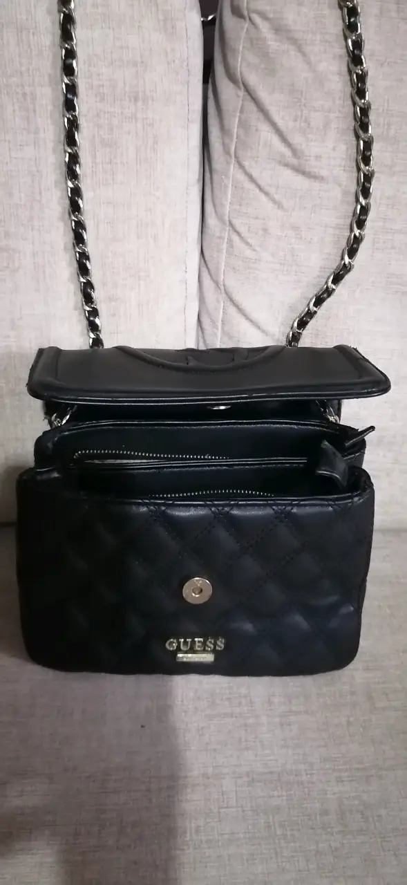 Cartera negra Guess con cadena elegante