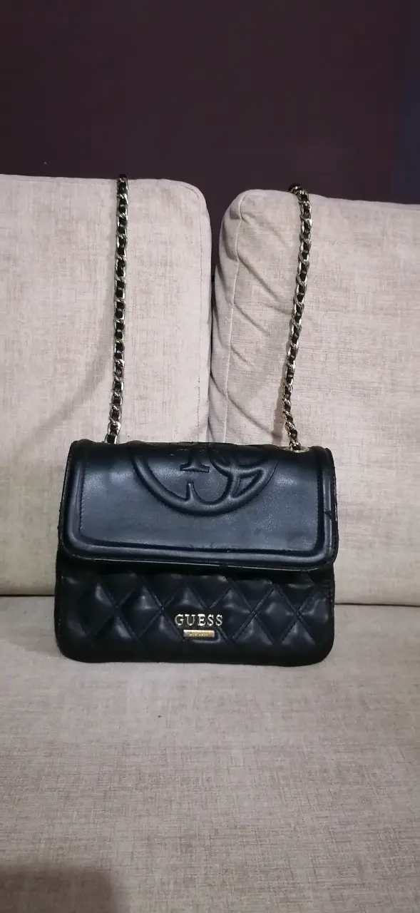 Cartera negra Guess con cadena elegante - 2