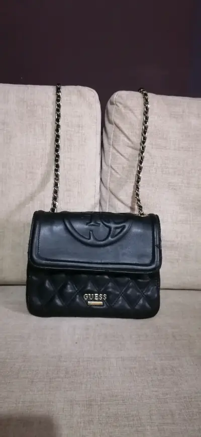Cartera negra Guess con cadena elegante - miniatura 2