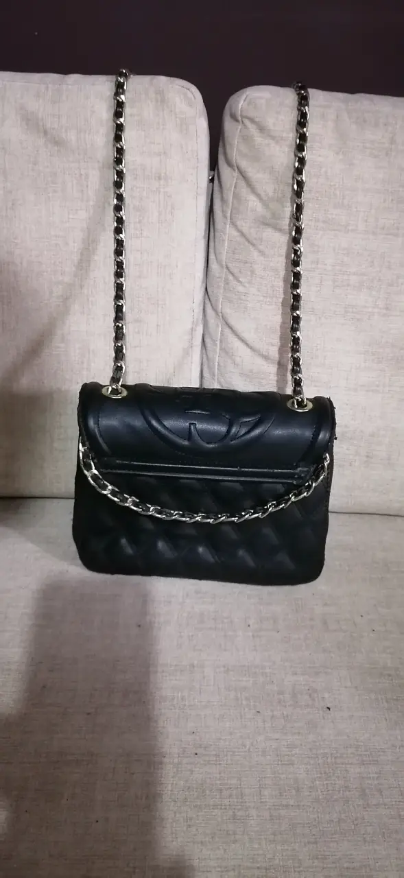 Cartera negra Guess con cadena elegante - 3