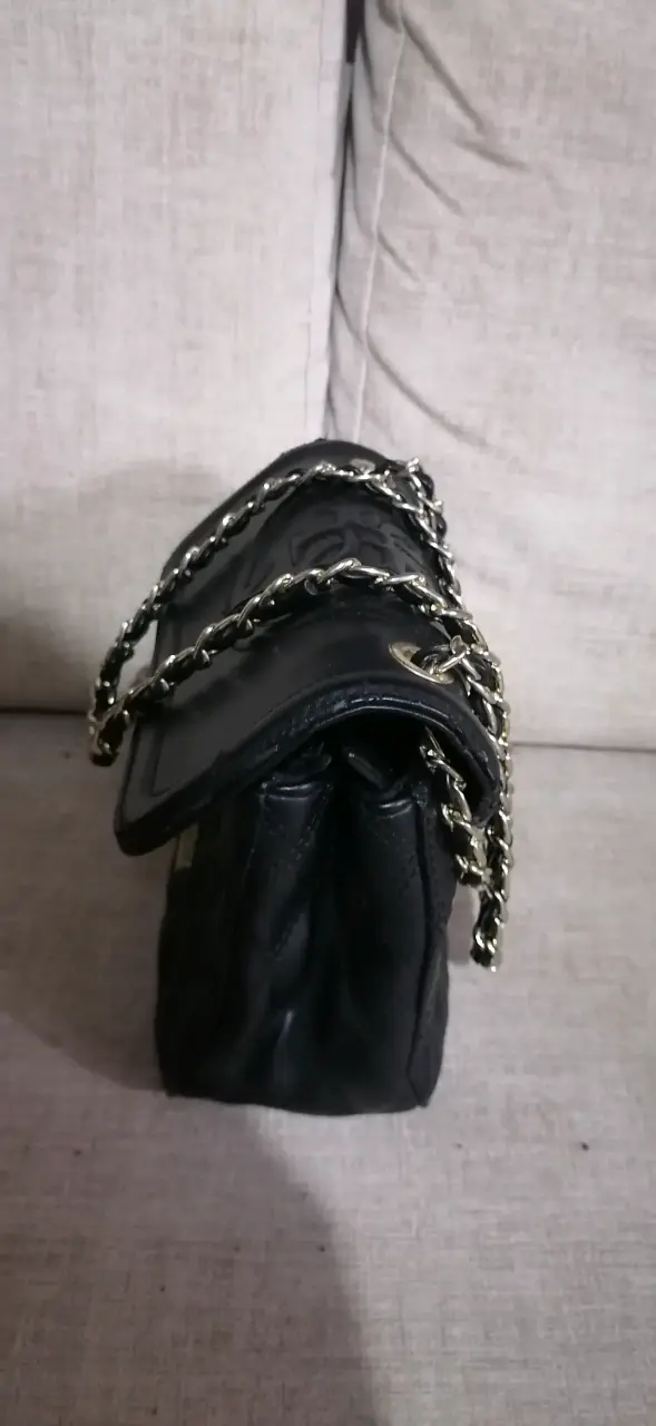 Cartera negra Guess con cadena elegante - 4