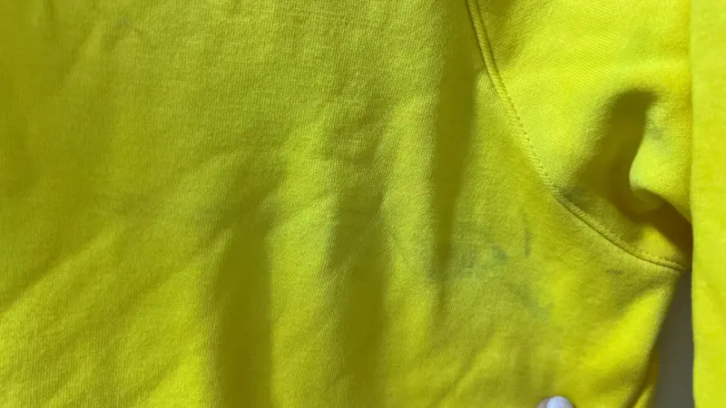 Polerón amarillo con capucha y cierre - 3