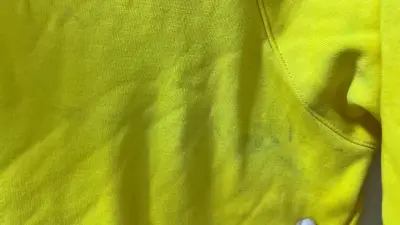 Polerón amarillo con capucha y cierre - miniatura 3