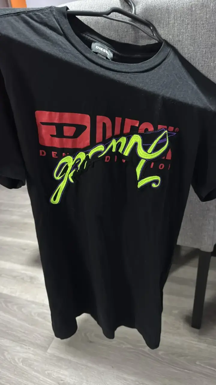Polera Diesel negra con diseño gráfico - 1