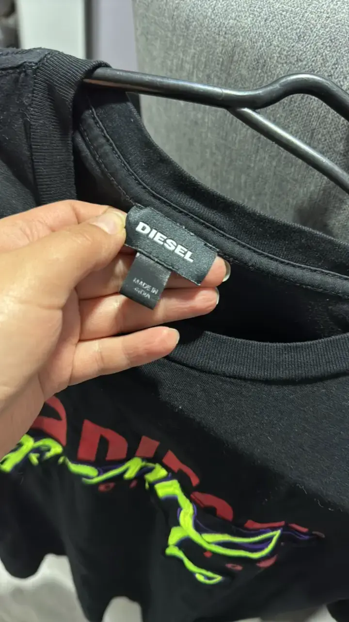 Polera Diesel negra con diseño gráfico - 2