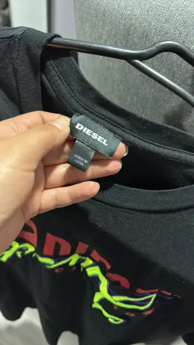 Polera Diesel negra con diseño gráfico - miniatura 2