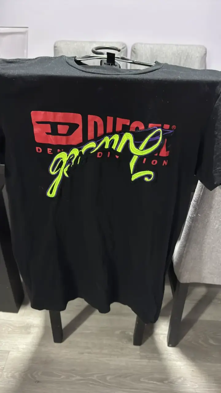Polera Diesel negra con diseño gráfico - 4