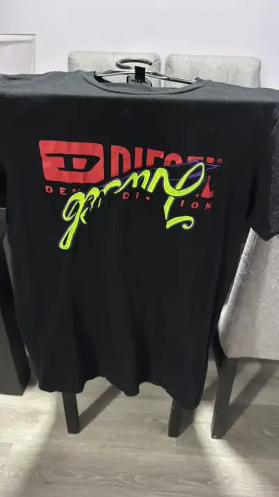 Polera Diesel negra con diseño gráfico - miniatura 4