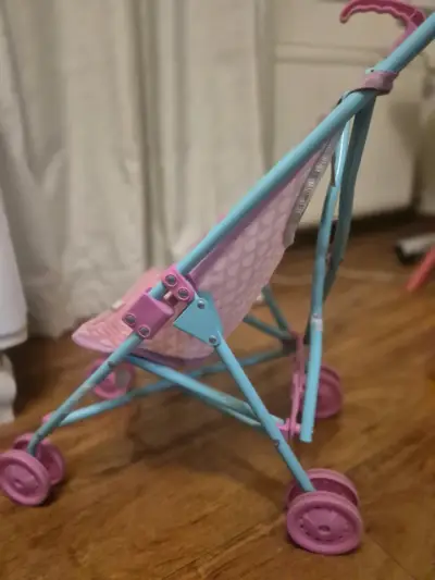 Coche de juguete Cry Babies rosa para muñecas - miniatura 3
