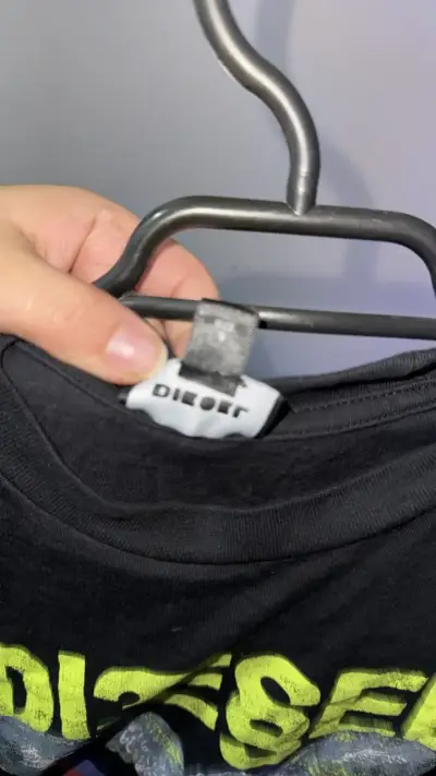 Polera negra Diesel con diseño gráfico - miniatura 3