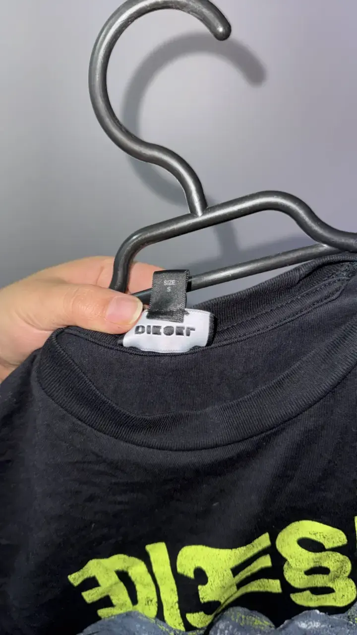 Polera negra Diesel con diseño gráfico - 4