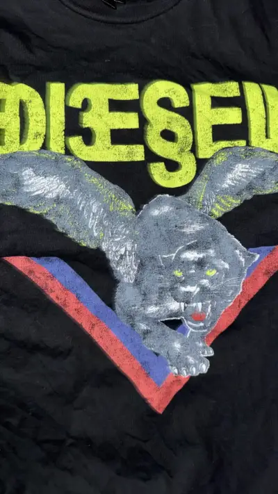 Polera negra Diesel con diseño gráfico - miniatura 5