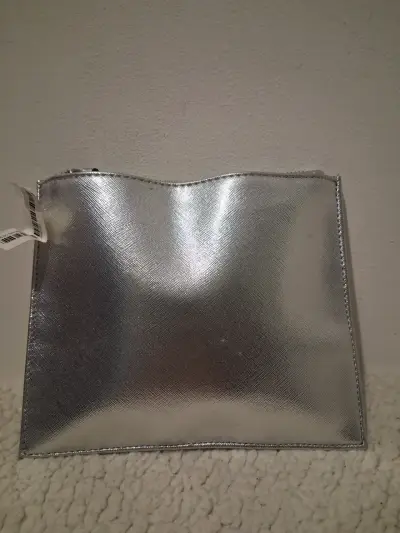Clutch metálico plateado elegante - miniatura 1