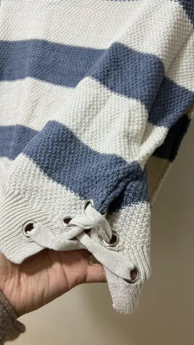 Suéter de rayas azul y blanco con detalle de cordones - miniatura 1
