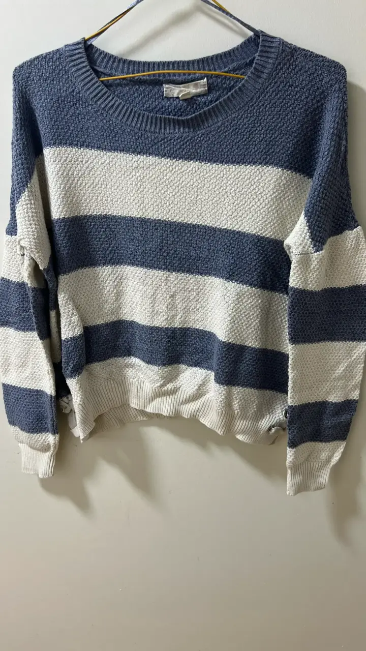 Suéter de rayas azul y blanco con detalle de cordones - 2