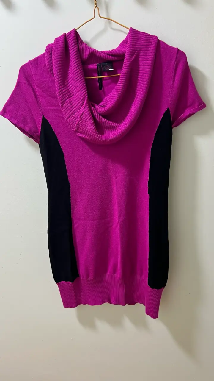 Polera de cuello alto fucsia y negro Heart N Crush