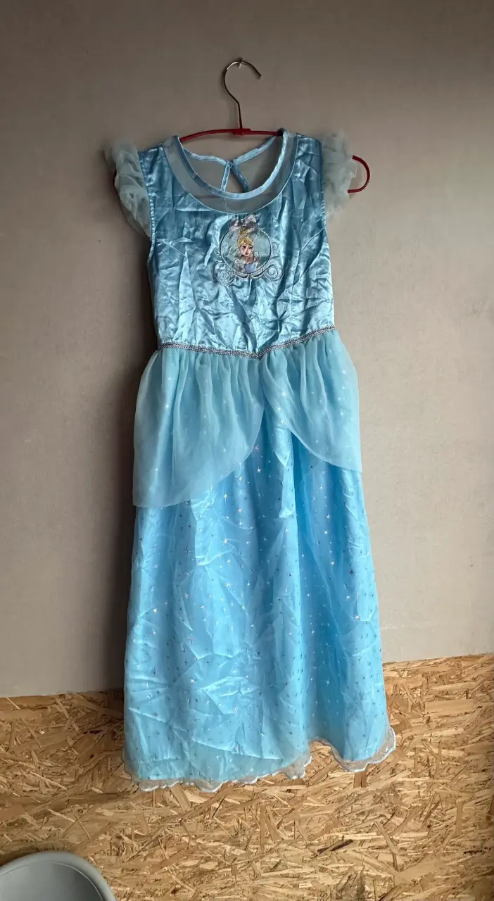 Vestido de princesa azul para niña