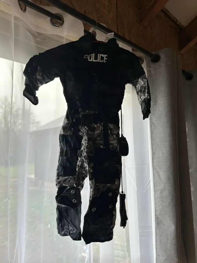 Disfraz de policía para niño con diseño camuflado