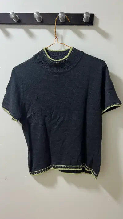 Polera gris Tahari con detalles verdes - miniatura 1
