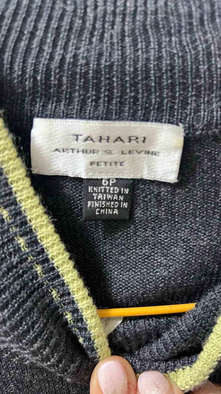 Polera gris Tahari con detalles verdes - 2