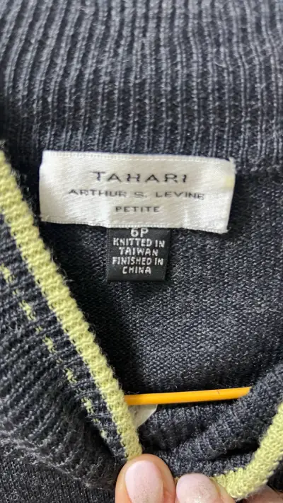 Polera gris Tahari con detalles verdes - miniatura 2
