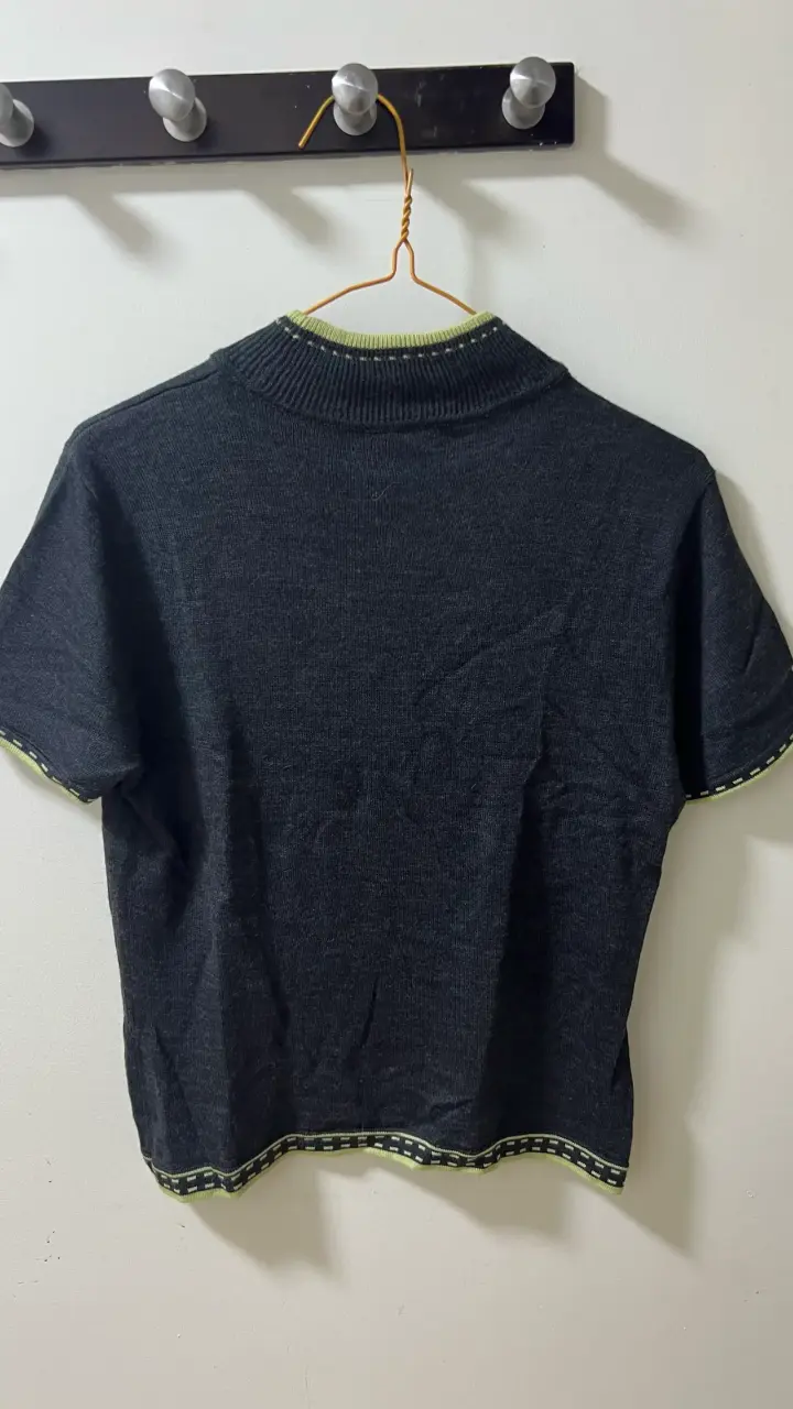 Polera gris Tahari con detalles verdes - 3