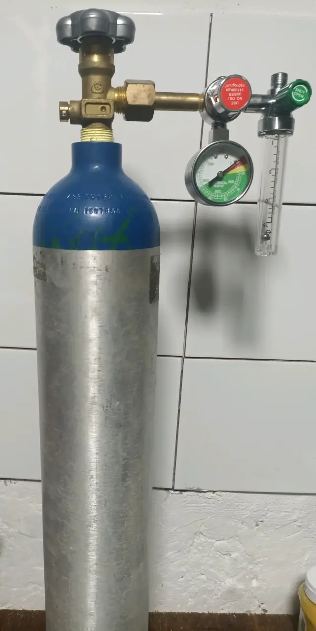 Cilindro de oxígeno con regulador