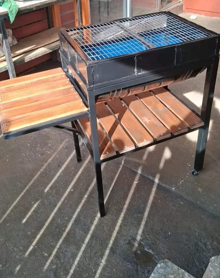Parrilla de acero con mesa lateral de madera