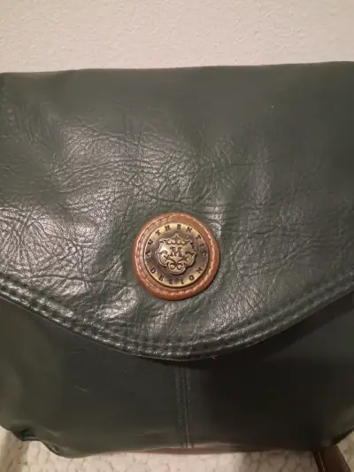 Cartera Mitzi de cuero verde con correa ajustable - miniatura 2